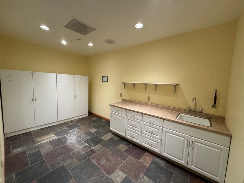 More Photos Of 31975-31985 Lodge Rd, Auberry Medical For Lease