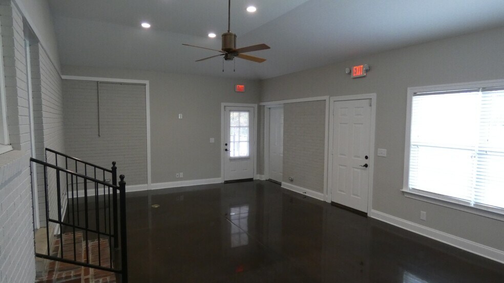 More Photos Of 2911 Middle Tennessee Blvd, Murfreesboro Office Residential For Lease