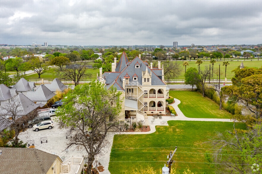 More Photos Of 950 E Grayson St, San Antonio Lodge Meeting Hall For Sale