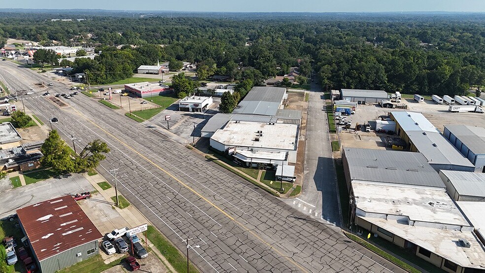 More Photos Of 1905 W Gentry Pky, Tyler Warehouse For Lease