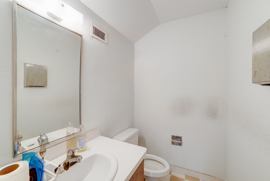 More Photos Of 1901 Waugh Dr, Houston General Retail For Sale