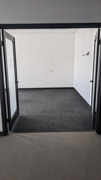 More Photos Of 1106-1112 Dearness Dr, London Light Distribution For Lease