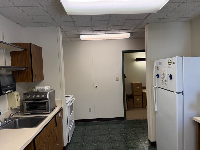 More Photos Of 104 Woodward Hill Rd, Edwardsville Office For Sale