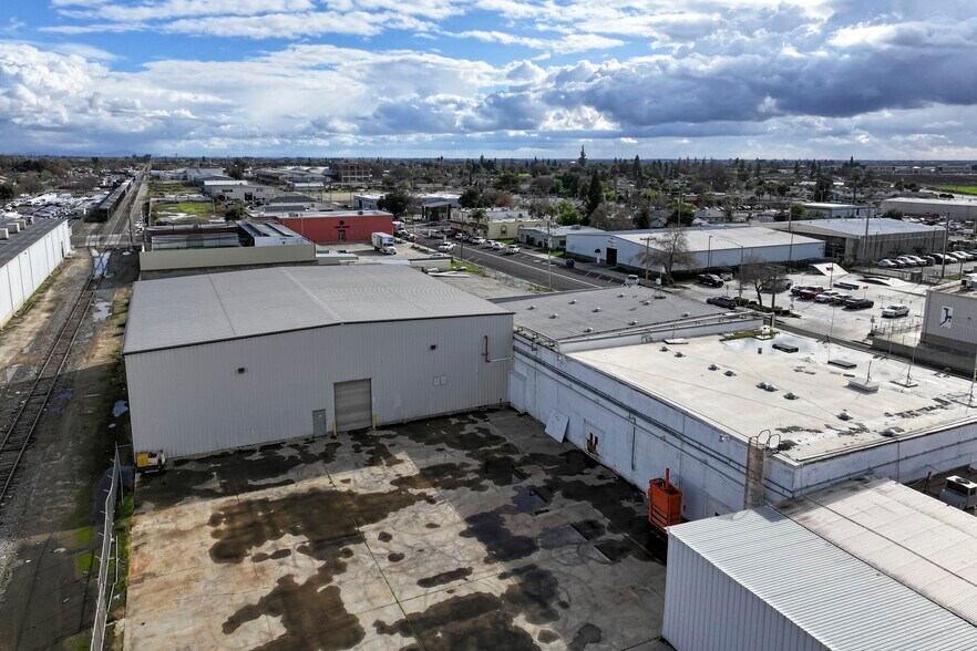 More Photos Of 200 N Uruapan Way, Dinuba Warehouse For Sale