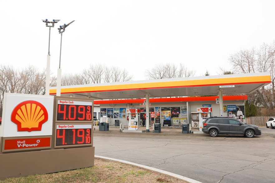 Primary Photo Of 37740 N Sheridan Rd, Beach Park Service Station For Sale