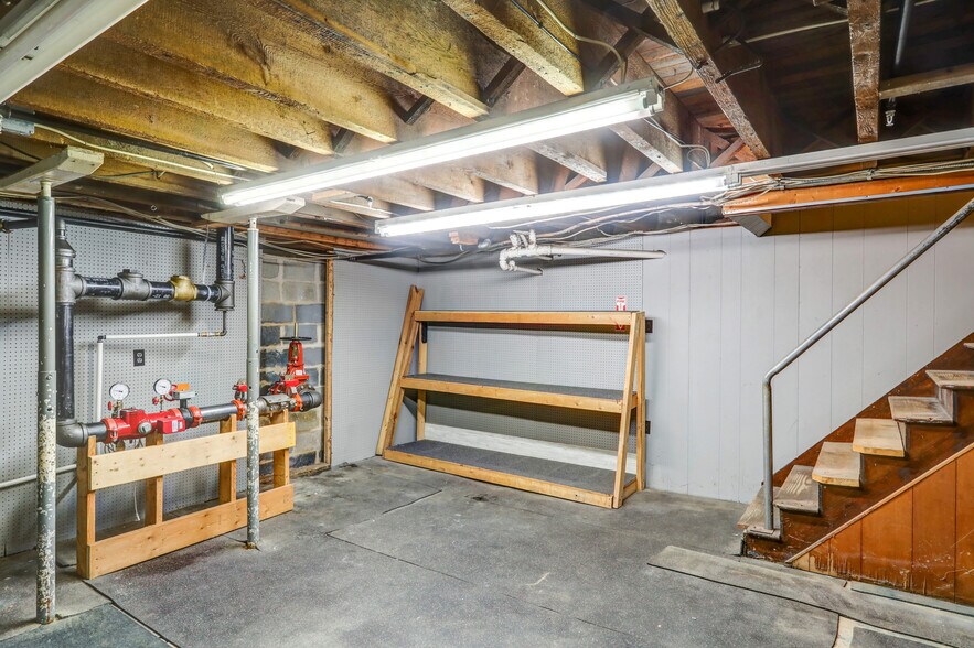 More Photos Of 12 W Market St, Marietta Freestanding For Lease