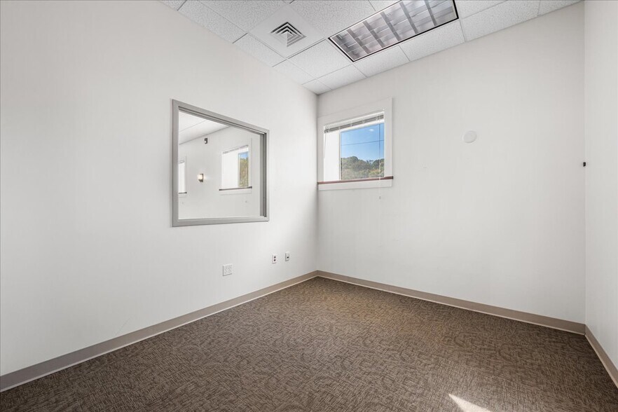 More Photos Of 10 Railroad Pl, Norwich Flex For Lease