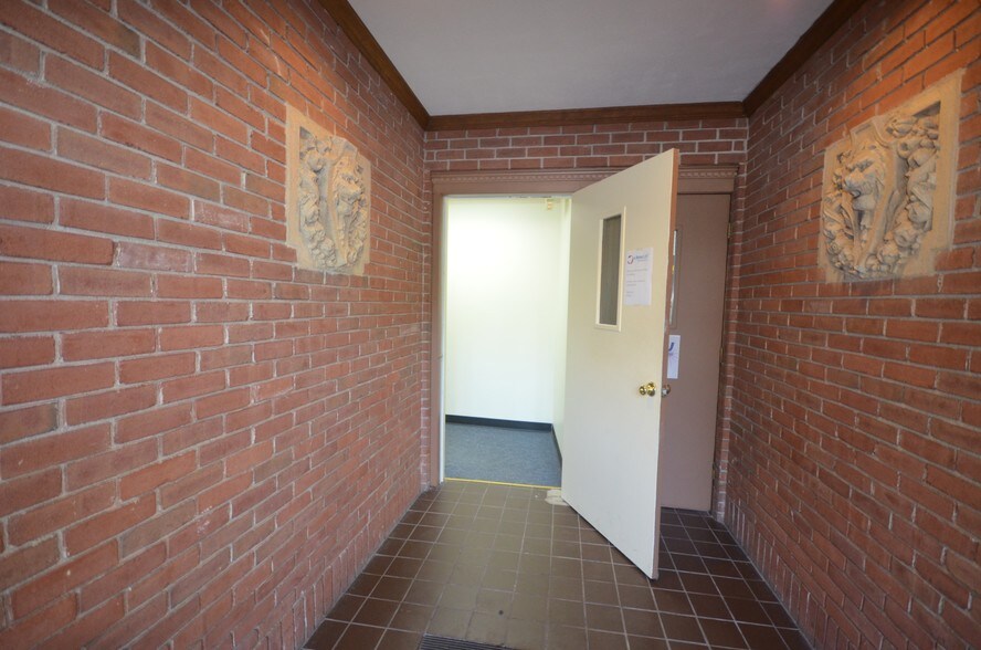 More Photos Of 20 Maple St, Springfield Office For Sale