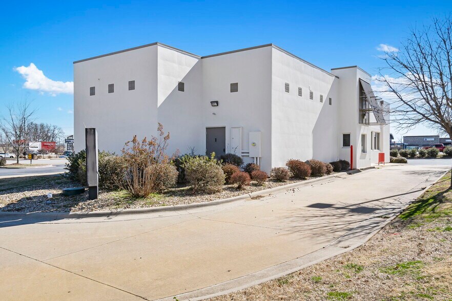 More Photos Of 7420 W Sunset Ave, Springdale Restaurant For Lease