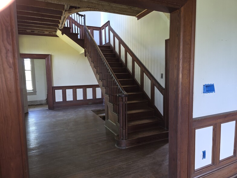 More Photos Of 328 Buckmarsh St, Berryville Flex For Sale