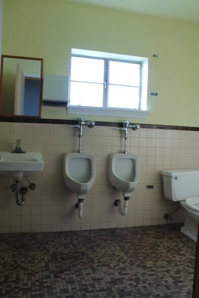 More Photos Of 134-136 E Church St, Nanticoke Light Manufacturing For Sale