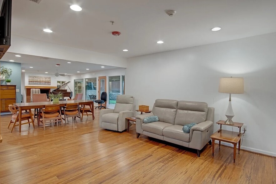 More Photos Of 921 NW 9th St, Grand Prairie Assisted Living For Sale