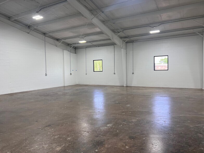 More Photos Of 1835 Empire Central Dr, Dallas Warehouse For Lease
