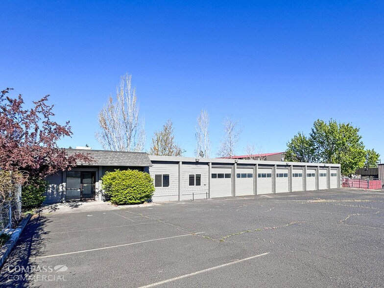More Photos Of 100 NE Hawthorne Ave, Bend Flex For Lease