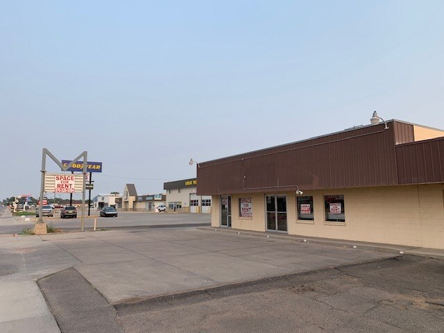 More Photos Of 1010 W Main St, Sterling Storefront For Lease