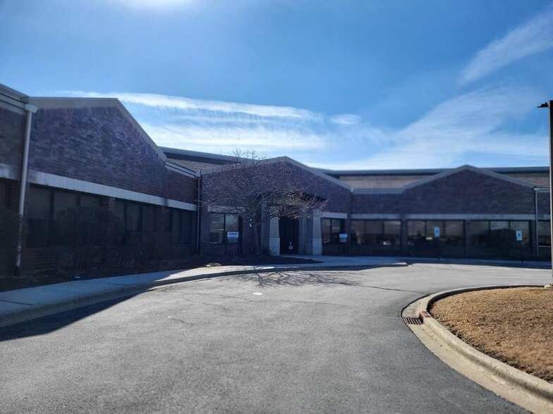 More Photos Of 3200 W Higgins Rd, Hoffman Estates Medical For Lease