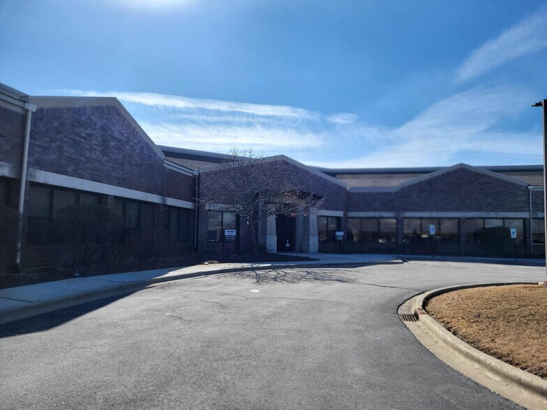 More Photos Of 3200 W Higgins Rd, Hoffman Estates Medical For Lease