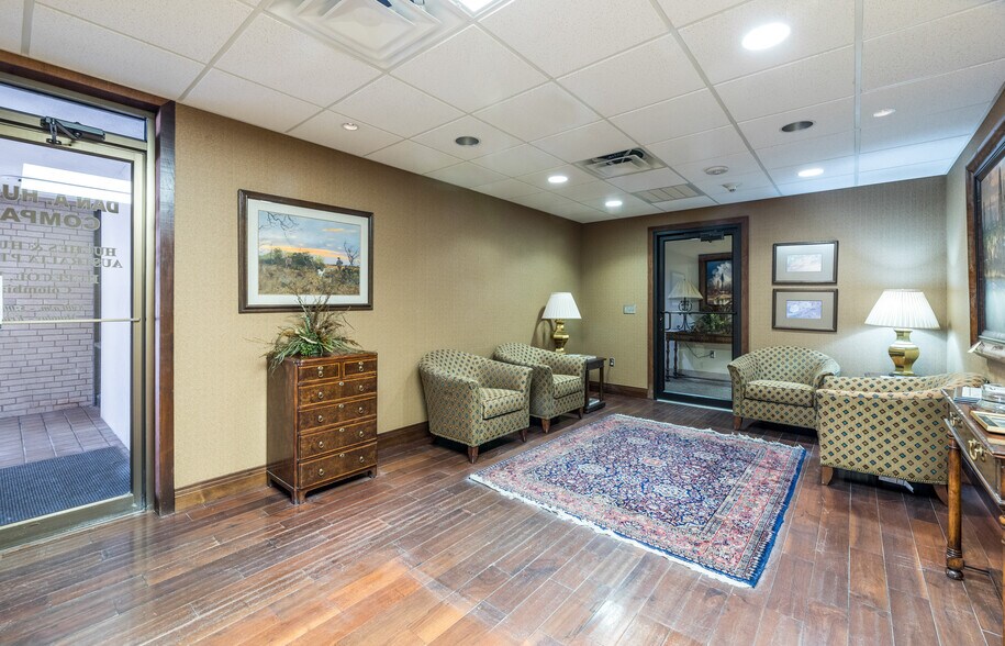 More Photos Of 208 E Houston St, Beeville Office For Sale