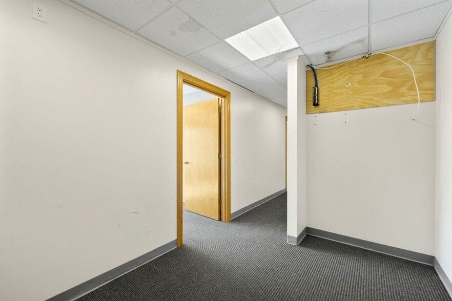 More Photos Of 264 N Broadway, Salem Freestanding For Sale
