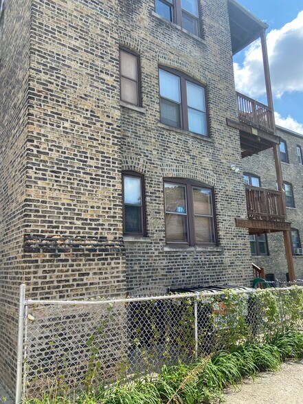 More Photos Of 4832 W Montrose Ave, Chicago Apartments For Sale