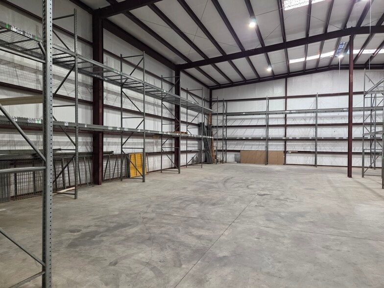 More Photos Of 3140 Lees Ln, Mobile Light Distribution For Lease