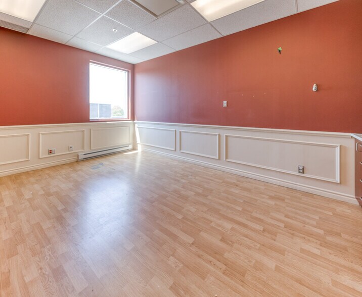 More Photos Of 1018 Rue De La Prairie, Lévis Drugstore For Lease