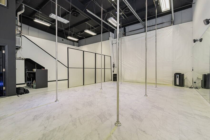 More Photos Of 100 Industrial Dr, Fredericksburg Showroom For Sale