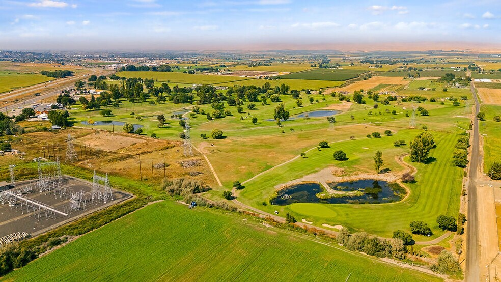 More Photos Of 31 Ray Rd, Sunnyside Sports And Entertainment For Sale