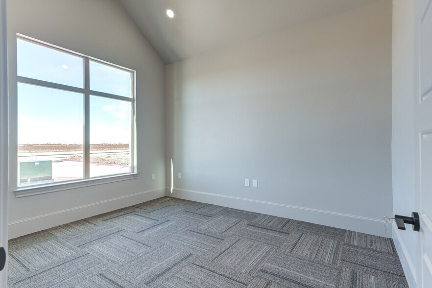 More Photos Of 1420 N Slide Rd, Lubbock Unknown For Lease