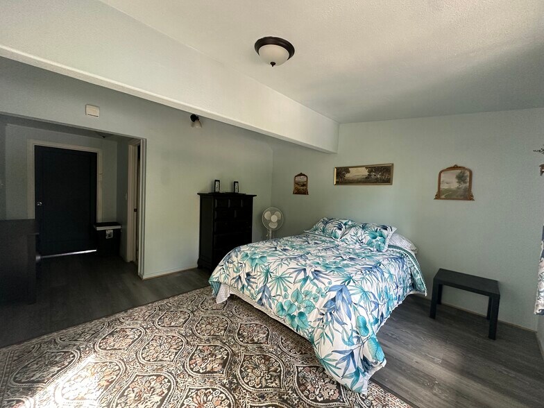 More Photos Of 703 Park Ave, Lakeside Specialty For Sale