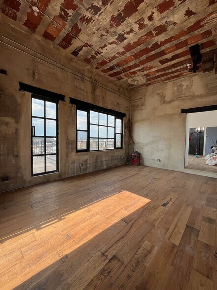 More Photos Of 310 Meserole St, Brooklyn Flex For Lease