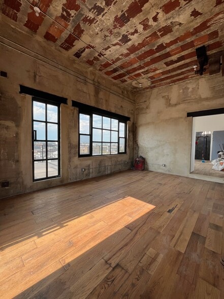 More Photos Of 310 Meserole St, Brooklyn Flex For Lease