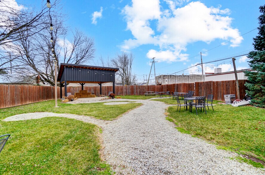 More Photos Of 105 E Liberty St, Arlington Restaurant For Sale