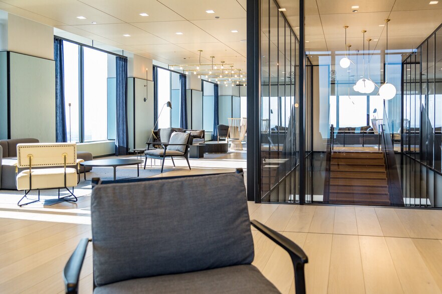 More Photos Of 233 S Wacker Dr, Chicago Coworking Space