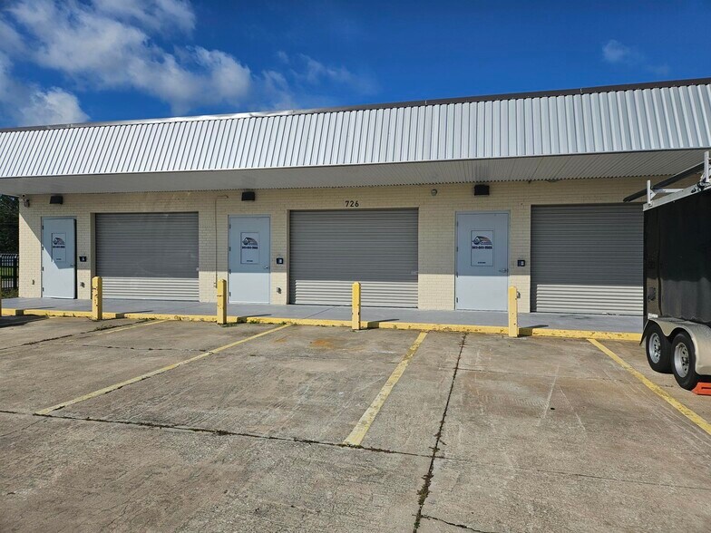 More Photos Of 726 N Indiana Ave, Englewood Warehouse For Lease