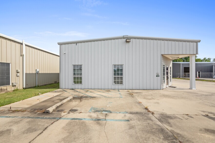 More Photos Of 106 Abigayles Row, Scott Warehouse For Sale