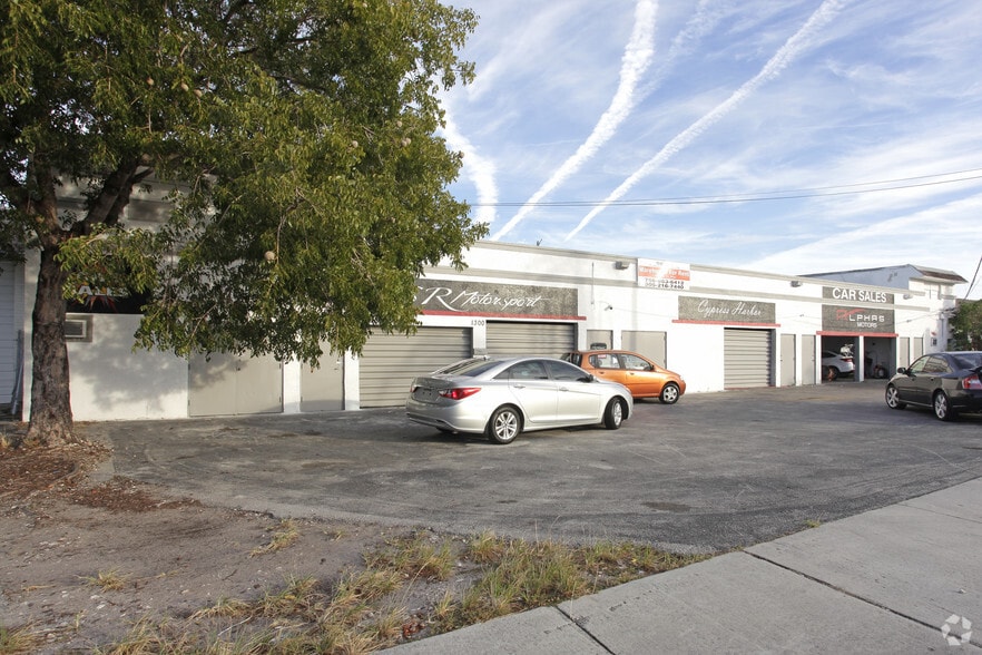 More Photos Of 1301 S Dixie Hwy E, Pompano Beach Manufacturing For Sale