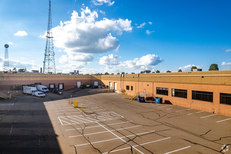 More Photos Of 2635 W University Ave, Saint Paul Light Manufacturing For Lease