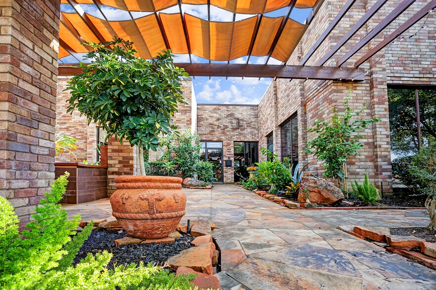 More Photos Of 17226 Mercury Dr, Houston Medical For Lease