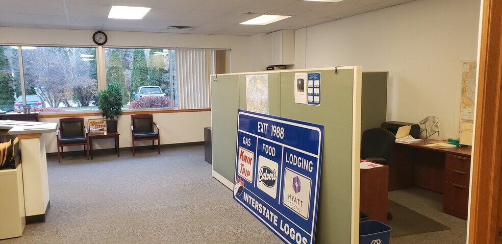 More Photos Of 4916-4920 Triangle St, McFarland Showroom For Lease