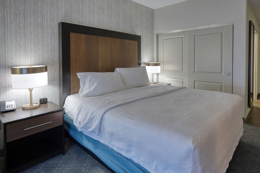 More Photos Of 123 Huvar St, Victoria Hotel For Sale