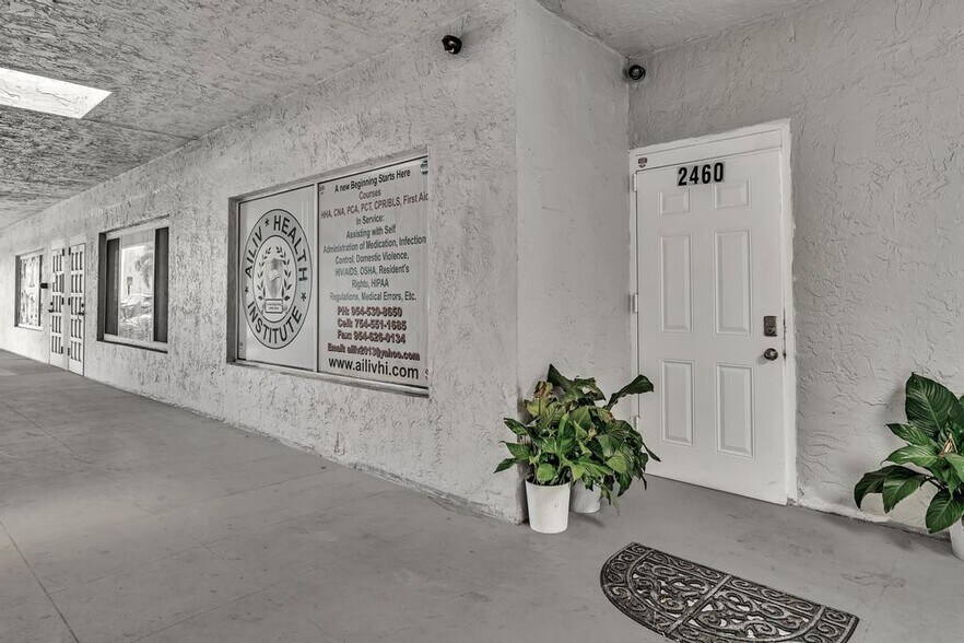 More Photos Of 2450-2556 W Oakland Park Blvd, Oakland Park Storefront For Sale