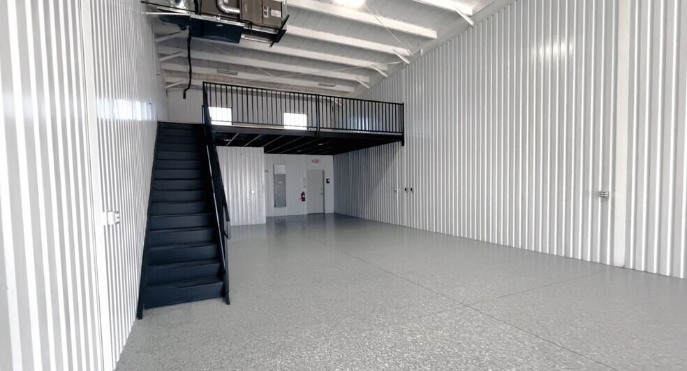 More Photos Of 12432 Road Runner Ln, Oklahoma City Warehouse For Lease