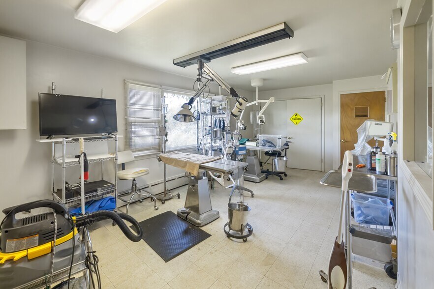 More Photos Of 1158 Valley Rd, Stirling Veterinarian Kennel For Sale