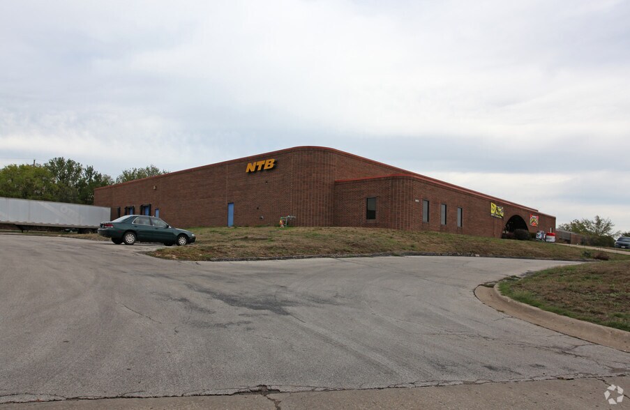 More Photos Of 8400 Nieman Rd, Lenexa Warehouse For Lease