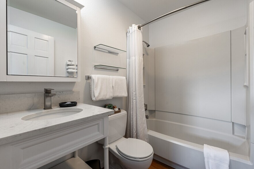 More Photos Of 129 Gothic Ave, Crested Butte Hotel For Sale