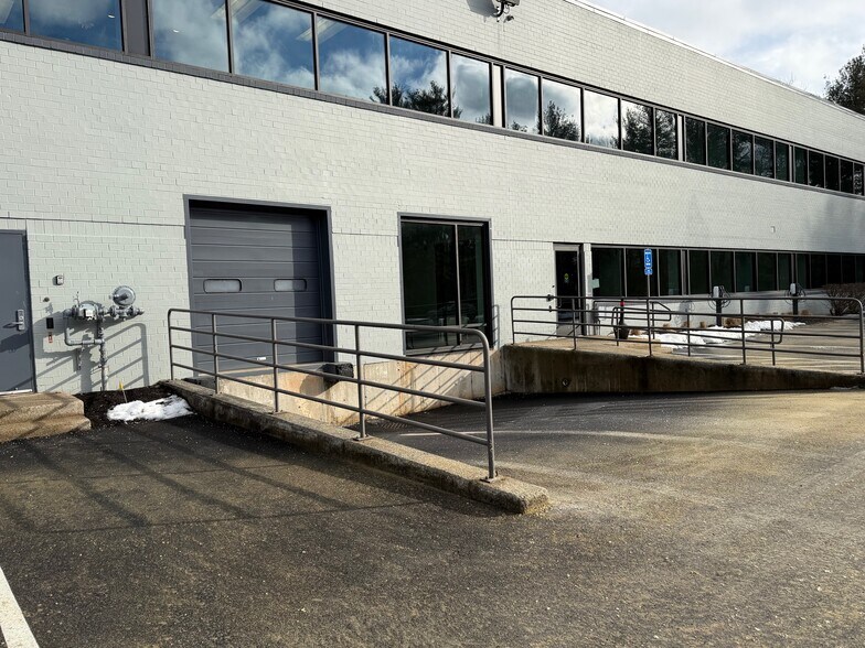More Photos Of 135 South Rd, Bedford Flex For Lease