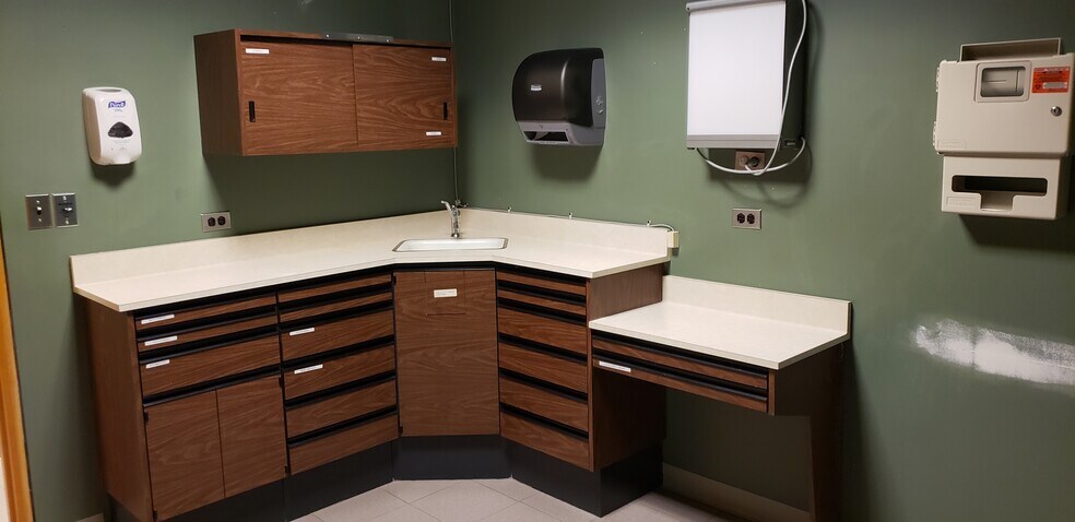 More Photos Of 1425 N McLean Blvd, Elgin Medical For Sale
