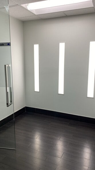 More Photos Of 6232 N Pulaski Rd, Chicago Office For Lease
