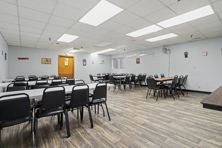 More Photos Of 545 N 1st St, Geneva Warehouse For Sale